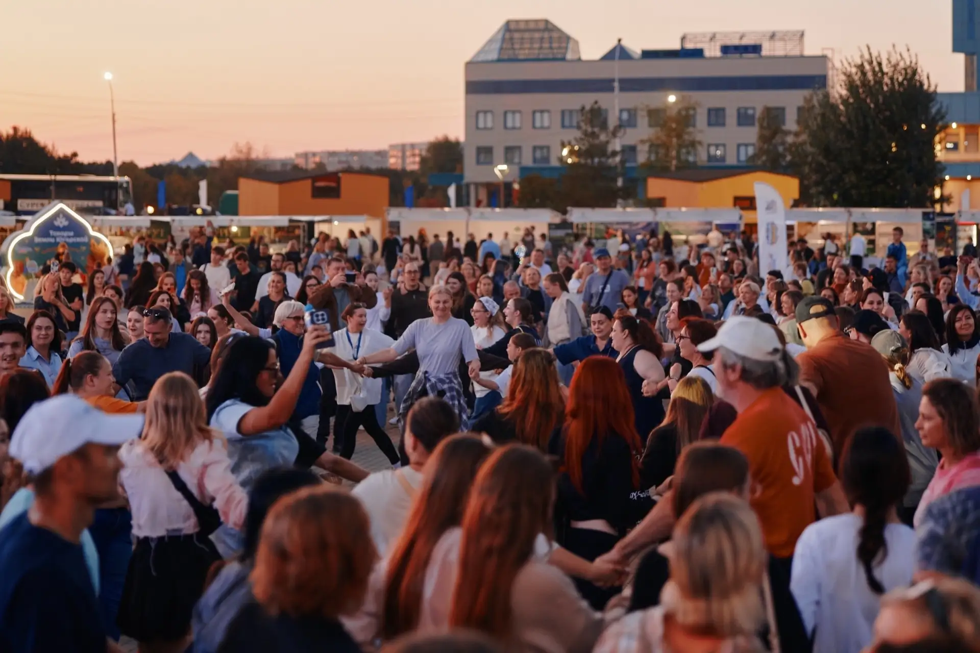 🎶 Рэпер ST вместе с этно-группой «Полынь Folk» выступили на фестивале «Русское лето» #...