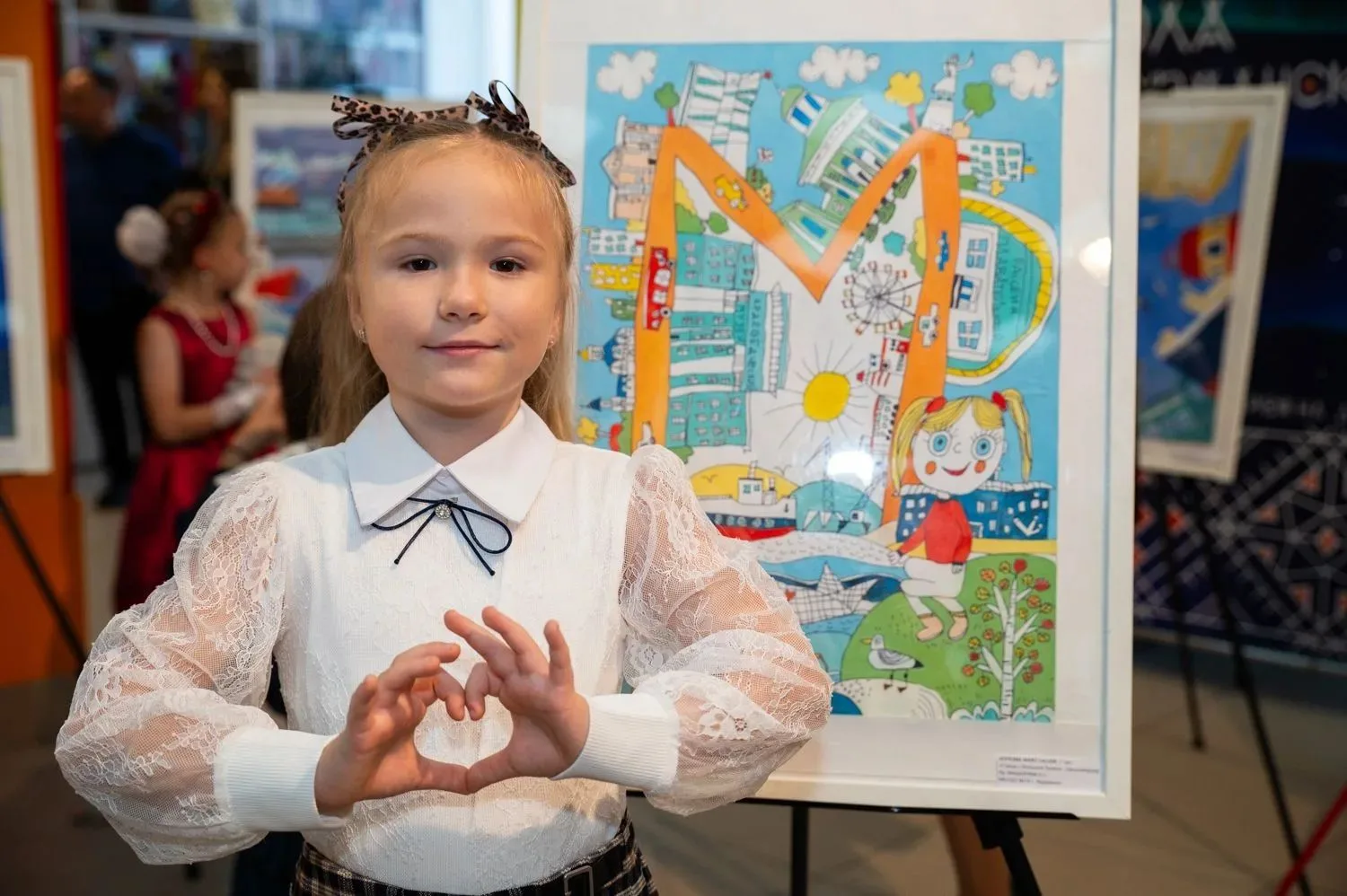 🎨 Рисунок 7-летней мурманчанки Анастасии Коновой украсит центр города в юбилейный год!