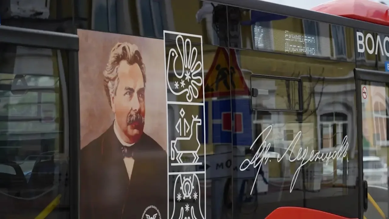 Брендированный автобус с портретом Христофора Леденцова вышел на маршрут в Вологде.