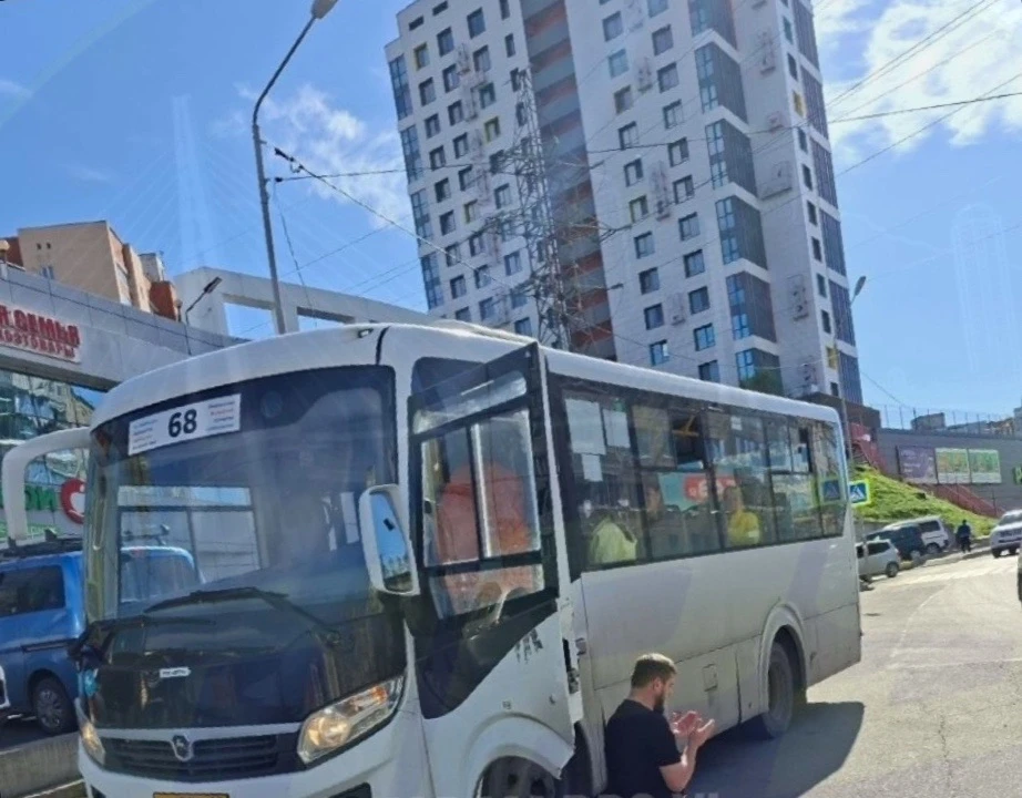 Во Владивостоке, водитель маршрутного автобуса №68 прервал маршрут, покинул транспорт и...