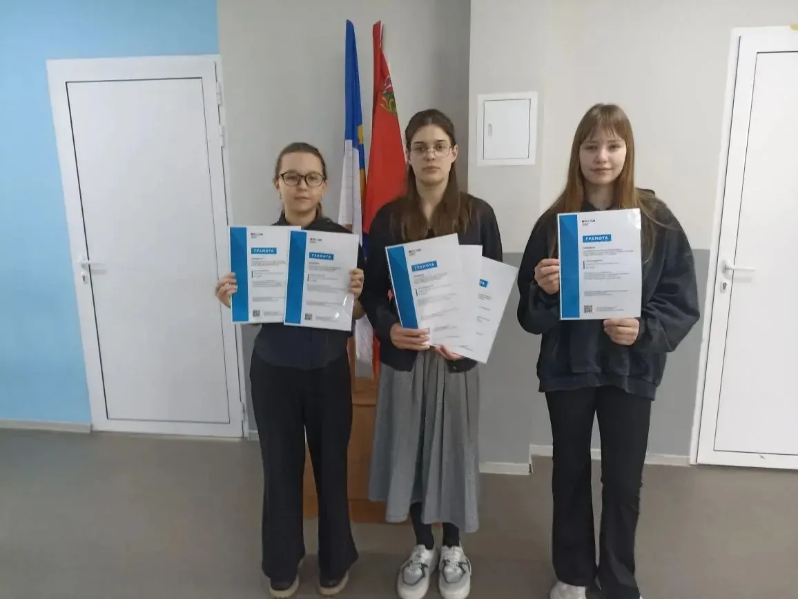 🇷🇺 Традиционно учебная неделя началась с торжественной линейки, поднятия флага и исполнения гимна Ро