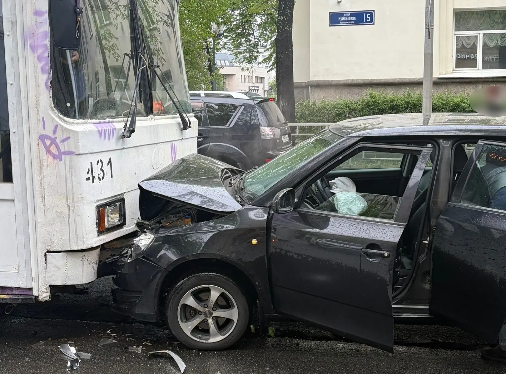 Лобовое столкновение троллейбуса и автомобиля произошло в центре Петрозаводска  В центре Петрозаводс
