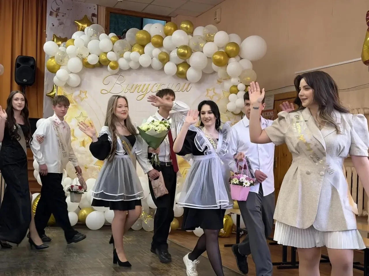 🔔 Последний звонок: мгновение, которое останется в сердце 

Сегодня в коридорах нашей школы особенн