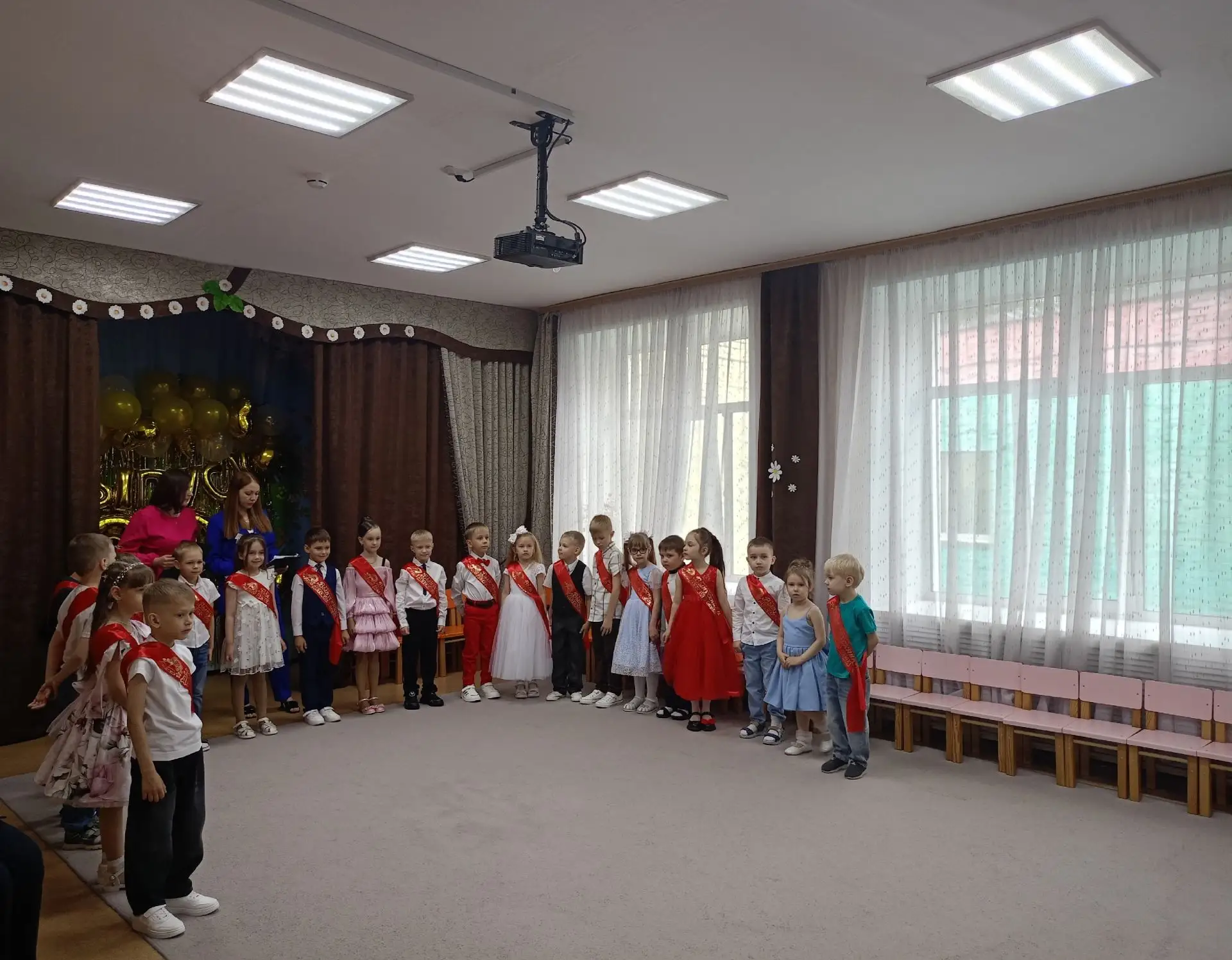 В пятницу прошел волшебный выпускной в подготовительной к школе группе «Смешарики»