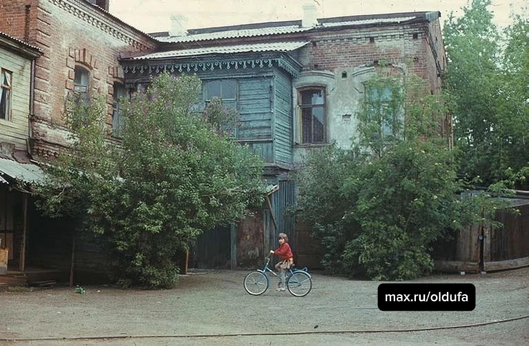На архивной фотографии 1990 года запечатлен внутренний купеческий дворик. Спустя время ...