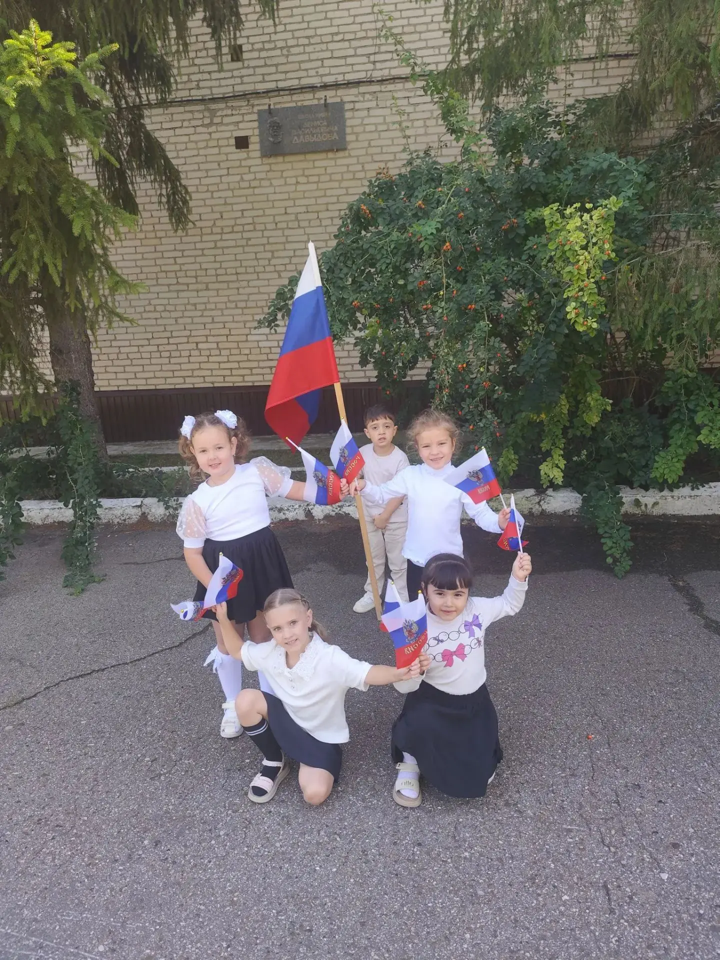 Поздравляем с Днём Государственного флага России! Пусть наш триколор всегда гордо реет ...