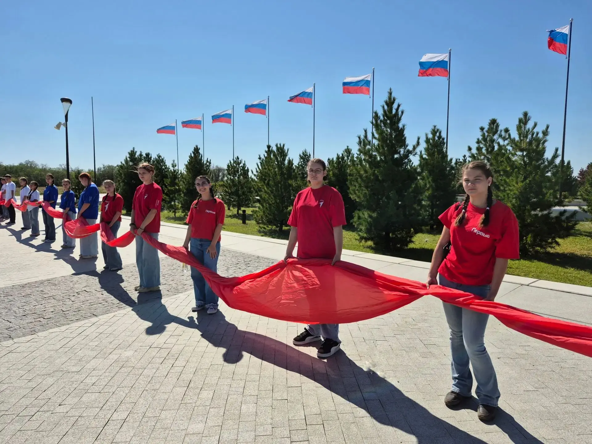 В Парке покорителей космоса впервые развернули 100-метровый Государственный флаг Россий...