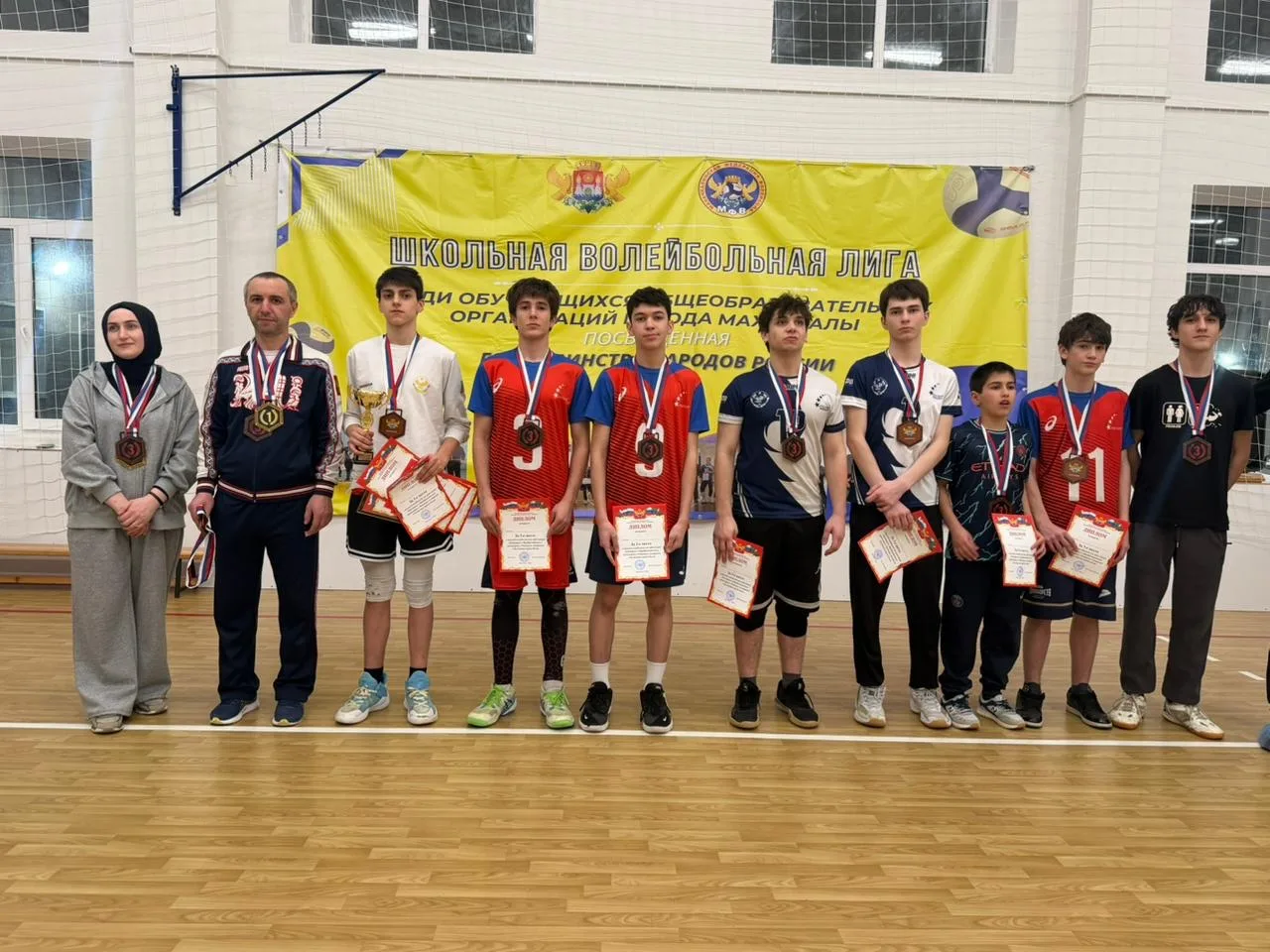В Махачкале определили сильнейшие школьные команды! 🏐🏆  В столице Дагестана на базе столичных школ №