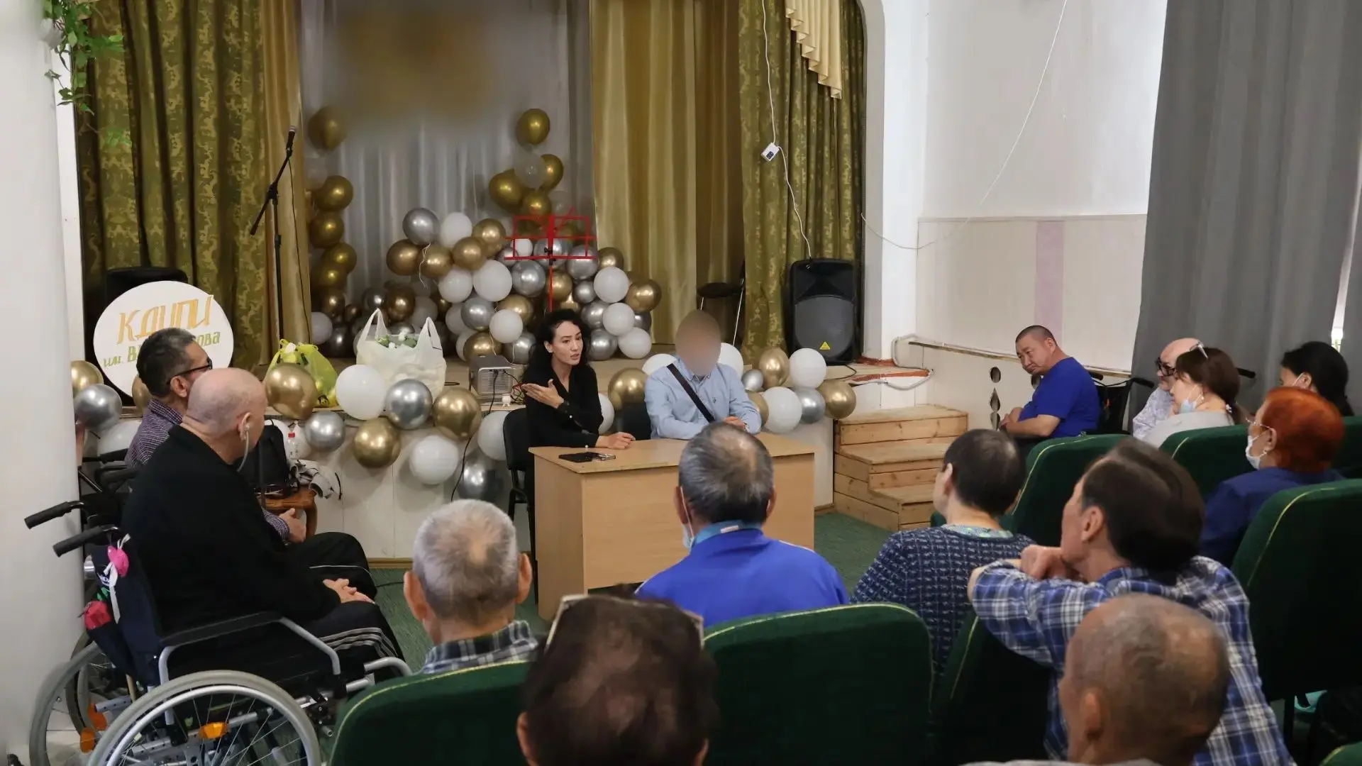 В Якутске полицейские провели занятие по кибербезопасности в доме-интернате для престар...