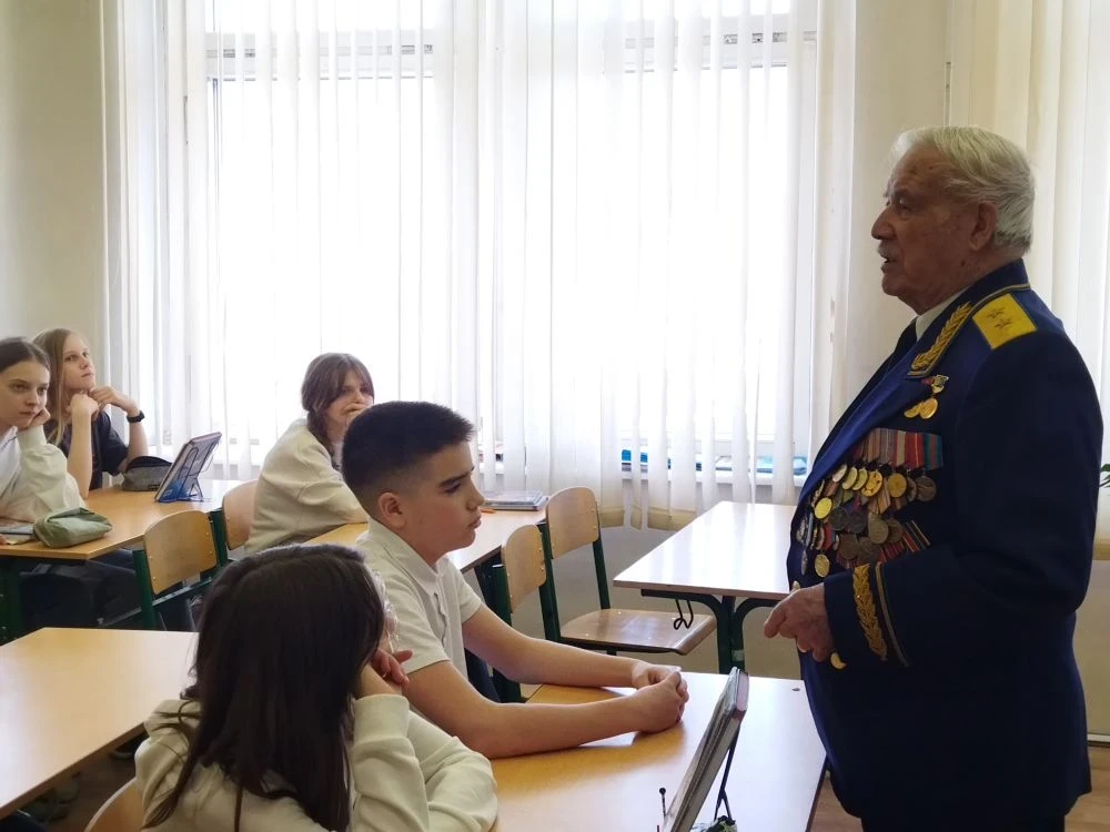 ⭐️Уроки Мужества в 6-х классах: встреча с генерал-лейтенантом   ✈️⭐️Накануне Дня Победы в 6-х класса