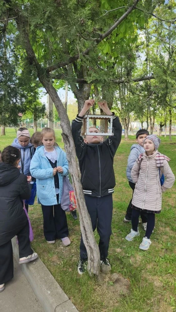 🌿 Практическая биология и доброта: наши кормушки  Сегодня в 1 «Б» прошла экологическая акция. Под ру
