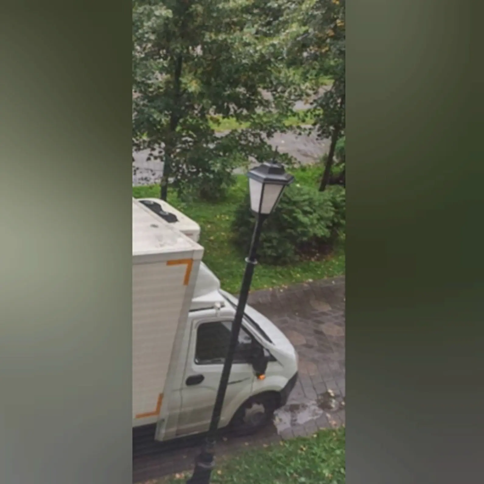 Жители Лосино‑Петровского обеспокоены: на Петровском бульваре, у дома 11, грузовые маши...