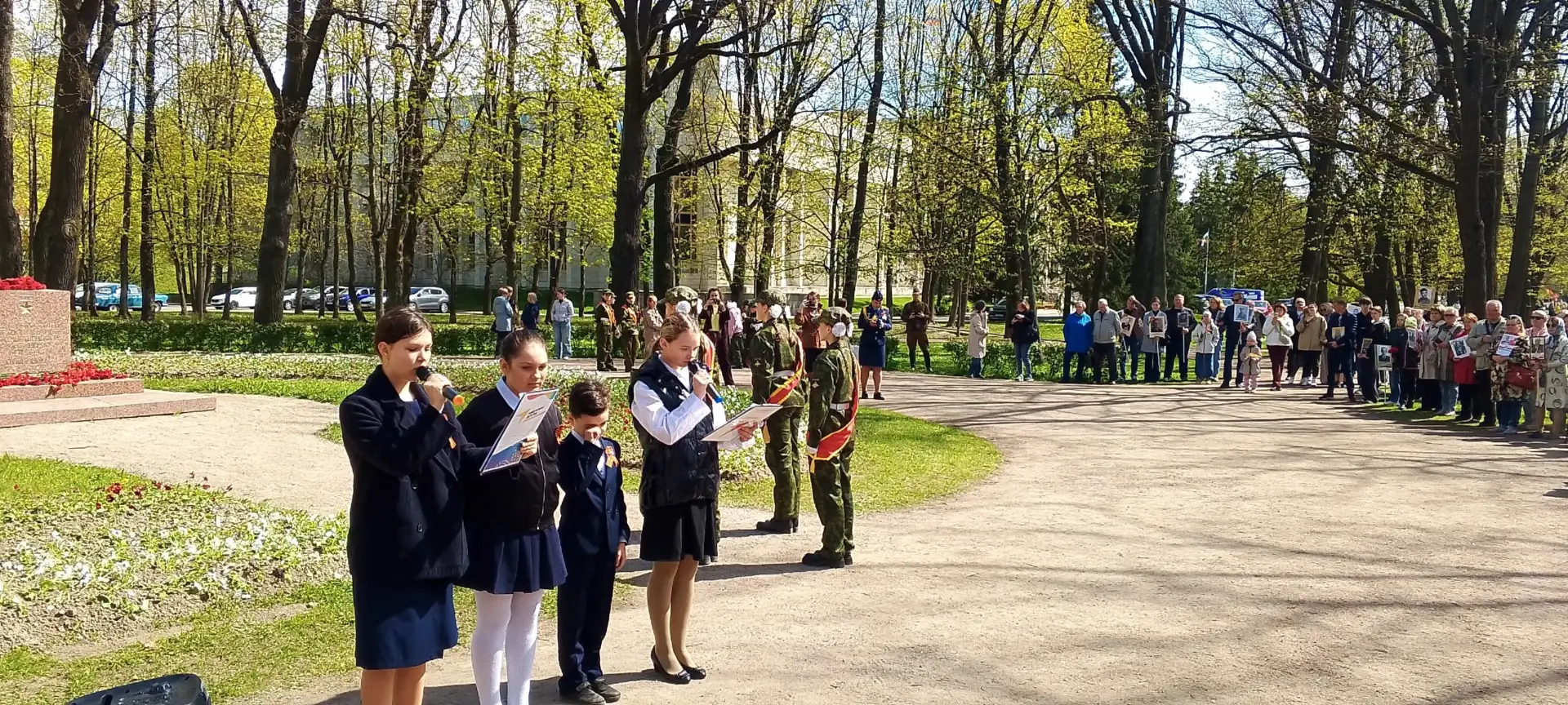 🇷🇺 Сегодня, в день 81-й годовщины Великой Победы, у памятного знака героям-пушкинцам прошла Вахта па