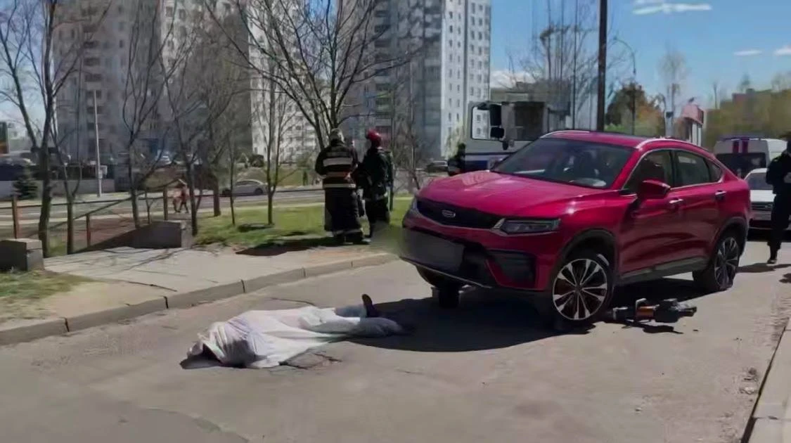 Автоледи переехала мужчину, упавшего перед ее машиной в Минске  42-летнему пешеходу поплохело и он р