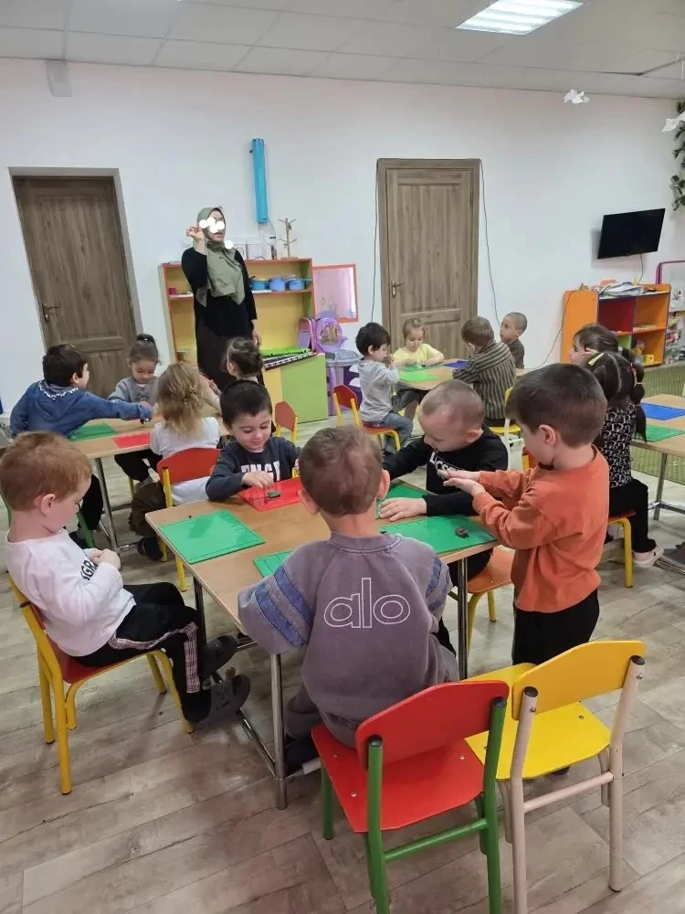 В младшей группе прошло занятие по лепке «Гусеничка». Ребята научились лепить гусеницу ...