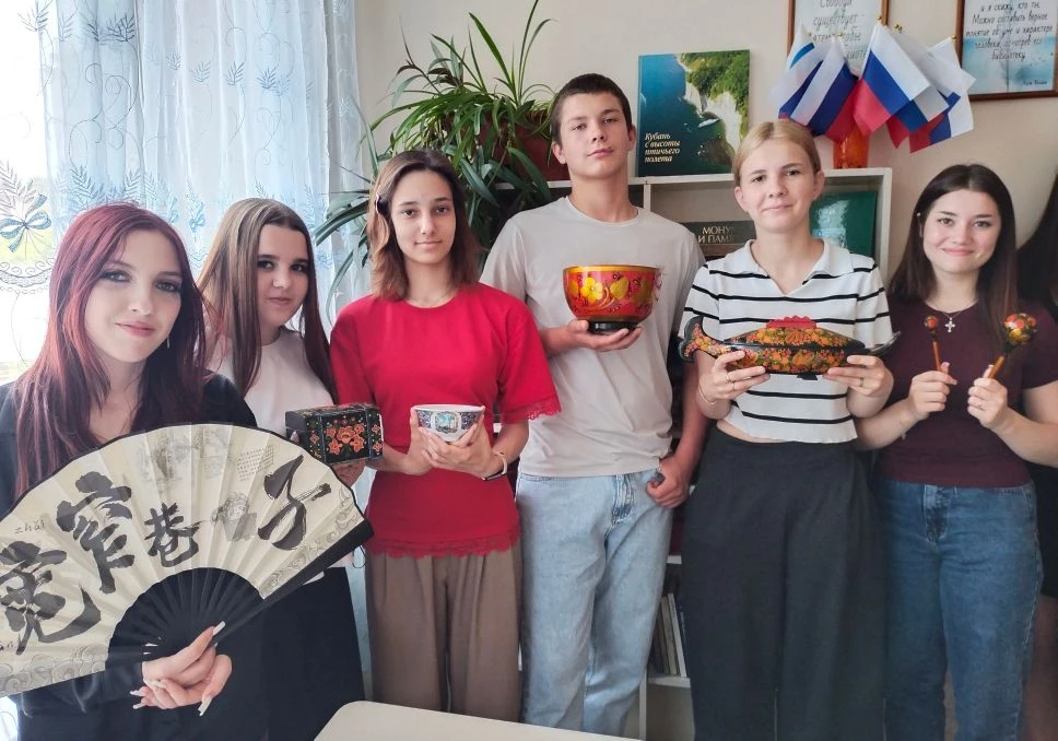 🇷🇺 Выставка ко Дню России: единство в многообразии

Россия — это не просто страна. Это сотня культ