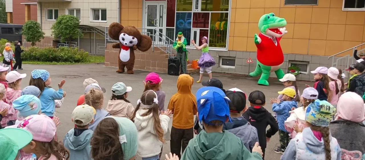 🎉 «Весёлая игра по ПДД в „Непоседах“: Чебурашка и крокодил Гена стали знатоками дороги!» 🎉
В нашем