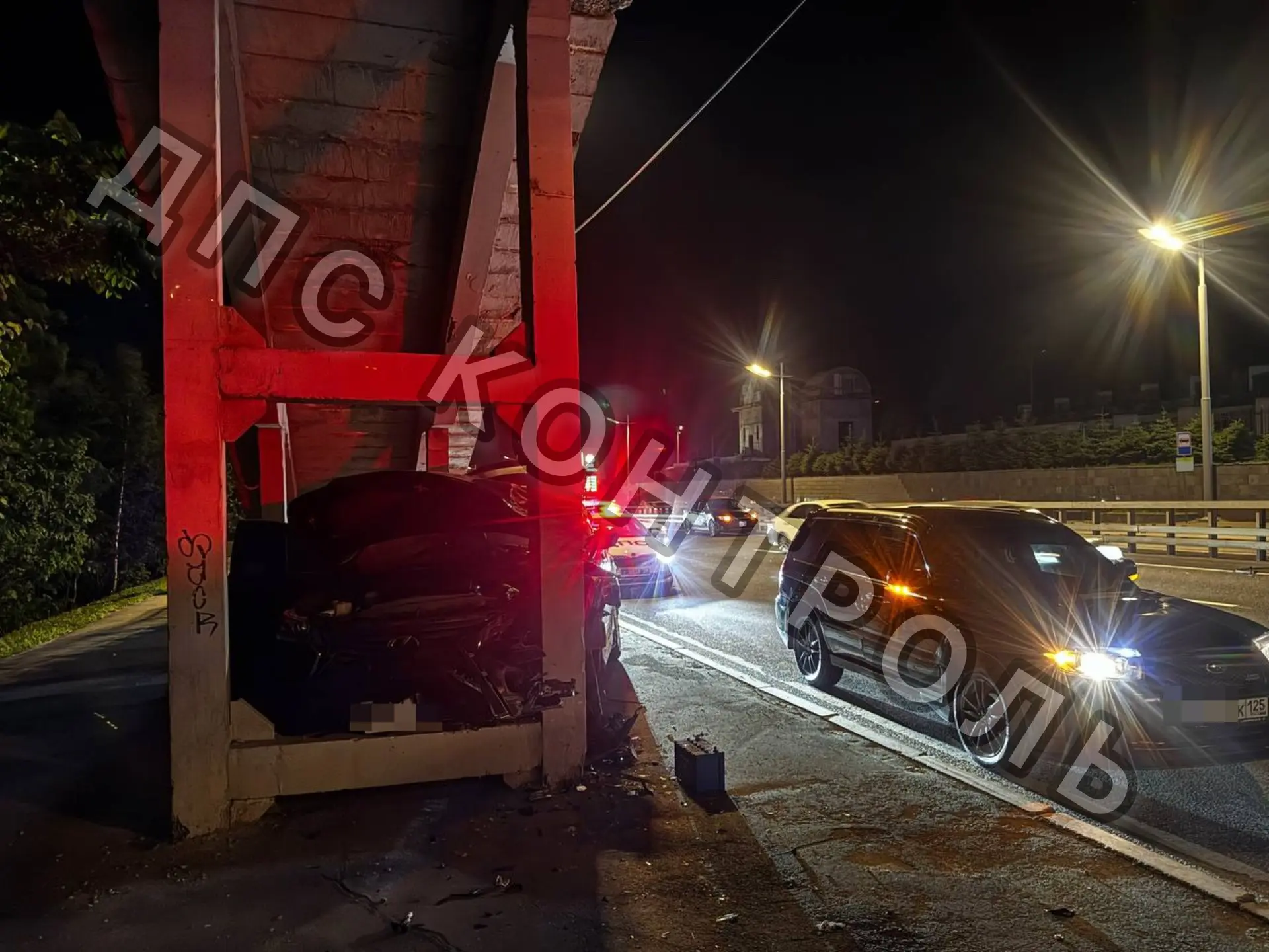 Во Владивостоке в районе Седанки водитель Lexus устроил массовое ДТП, пытаясь проскочить между рядов