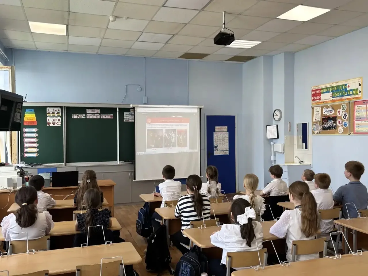 УРОК МУЖЕСТВА  Сегодня, 8 мая 2026 года, тысячи московских школьников и студентов колледжей говорят 
