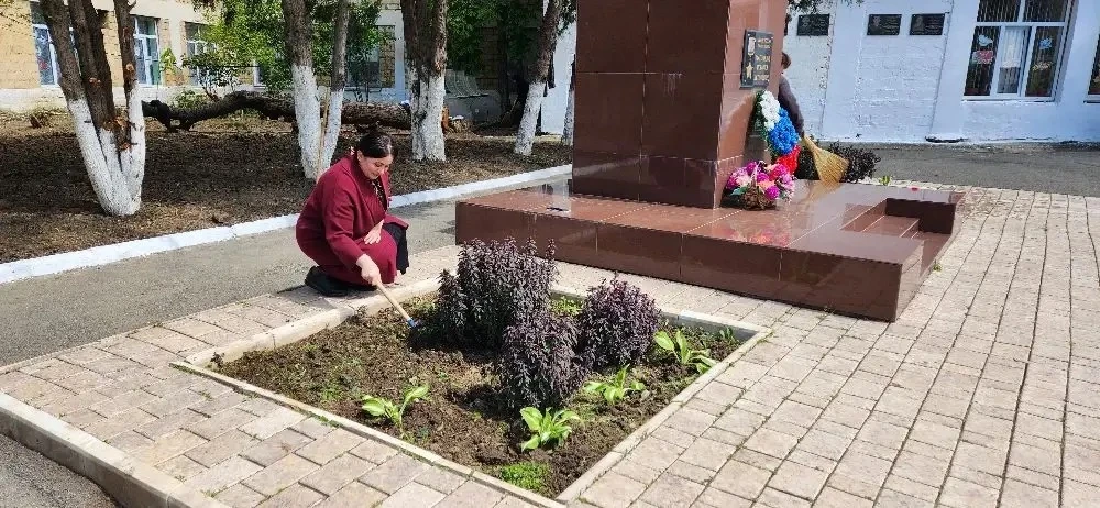 🌿 Сделаем город чище вместе!  В рамках общегородского субботника ученики и педагоги нашей школы прин