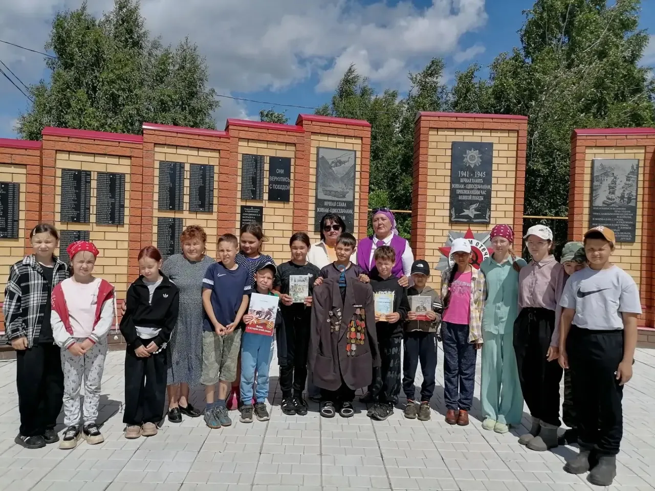 🕊️День памяти и скорби: встреча поколений в нашем лагере

🎗️22 июня — День памяти и скорби. В этот