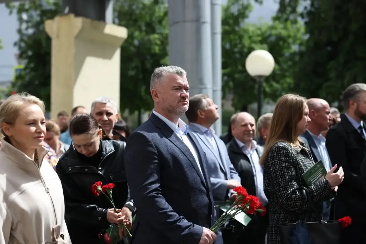Монумент Герою Социалистического Труда Юрию Максареву открыли в Москве на Бережковской набережной  ✊