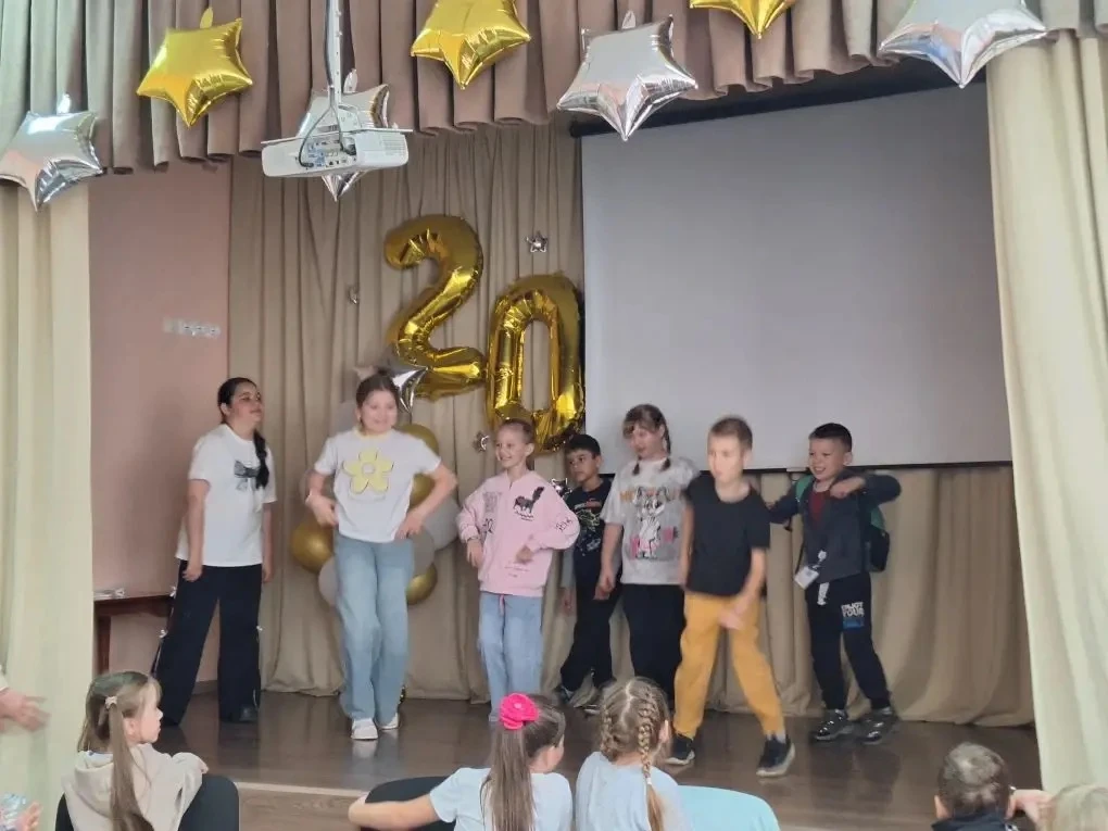 📆 Вчера и сегодня в пришкольном лагере 10‑й школы было особенно весело: педагоги нашей музыкальной 