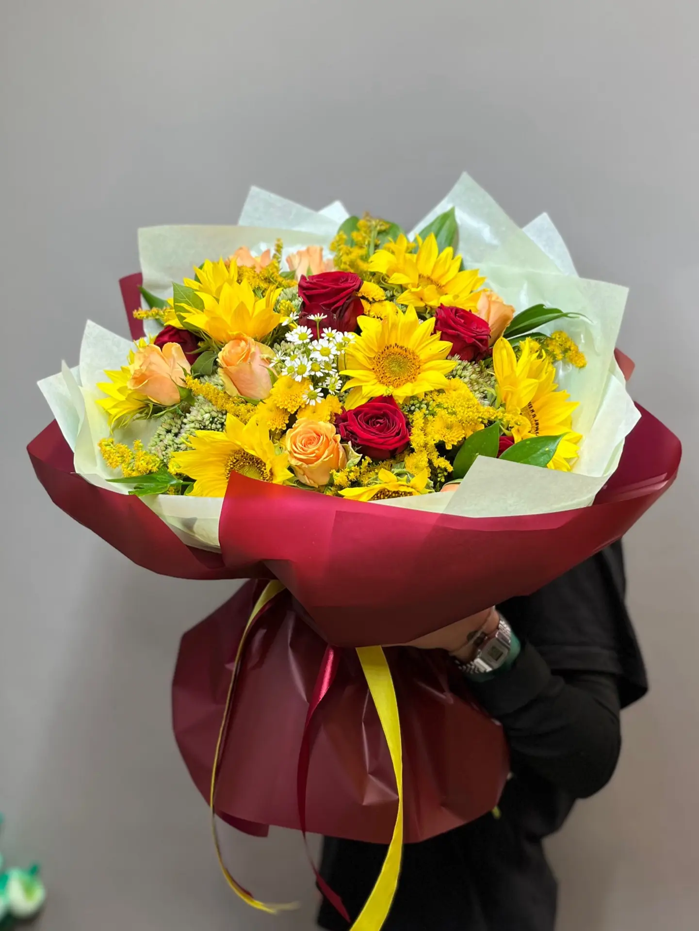 Во дворе — настоящая осень: дует прохладный ветер, небо в облаках, и листья шуршат под ...