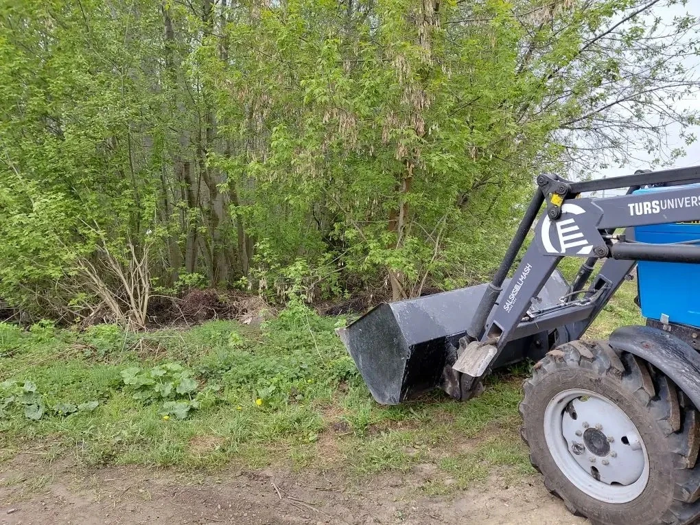🍃 Наводим порядок вместе   В районе продолжается плановая уборка территорий. В приоритете – уборка з