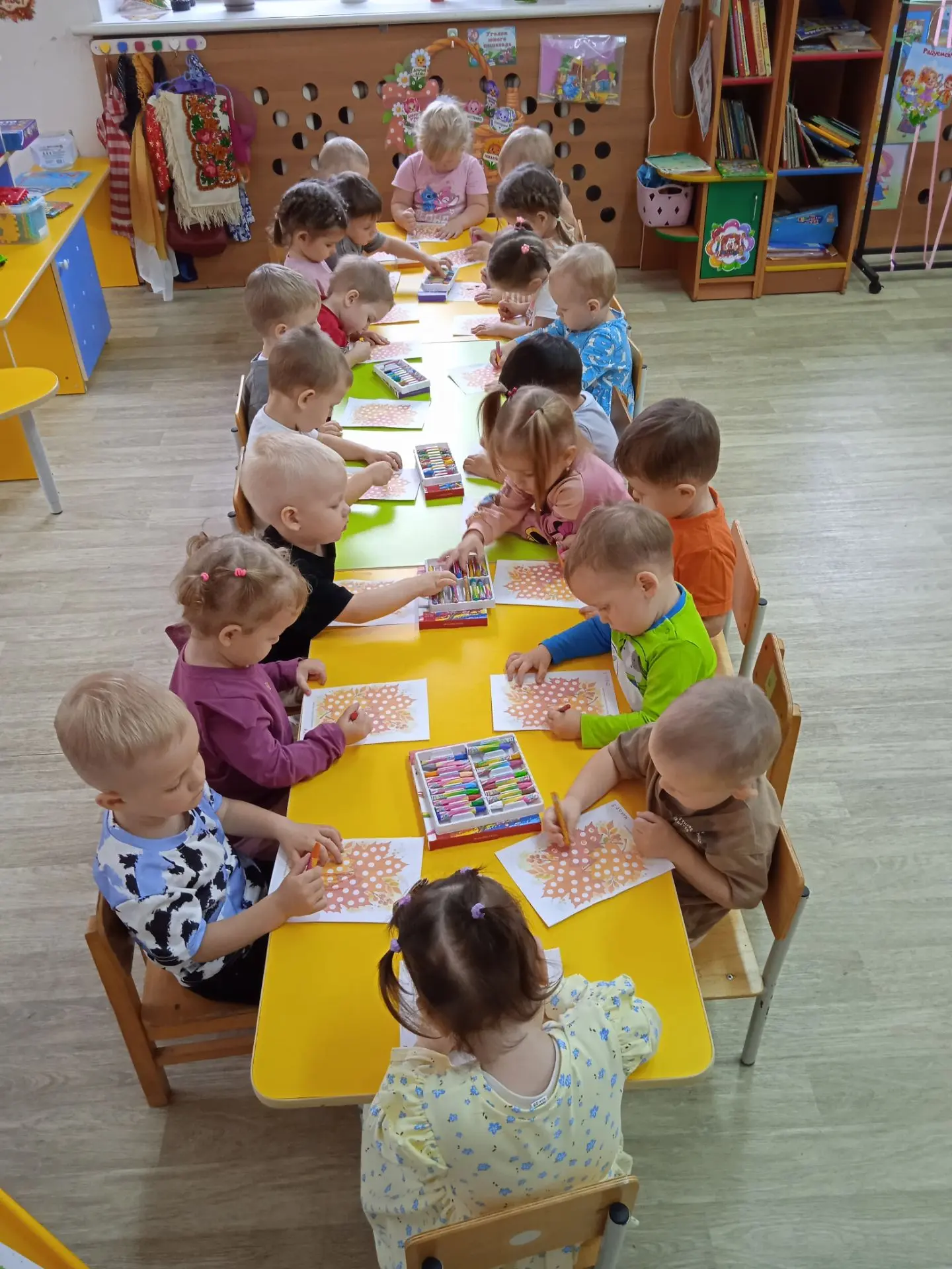 Сегодня у нас в группе царила осенняя политра! Мы раскрашивали осенние букеты из листье...