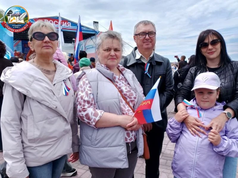 С Днём России!

С Днём России, россияне, счастья, радости вам всем.    
Пусть страна растет, крепчае