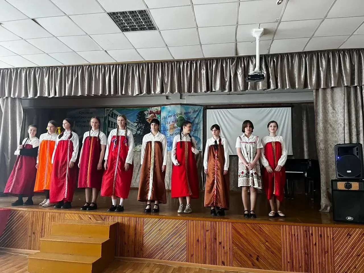 Каждый день нам приносит впечатления.... 13 мая..Школьный актовый зал похож был на яркий цветник.. М