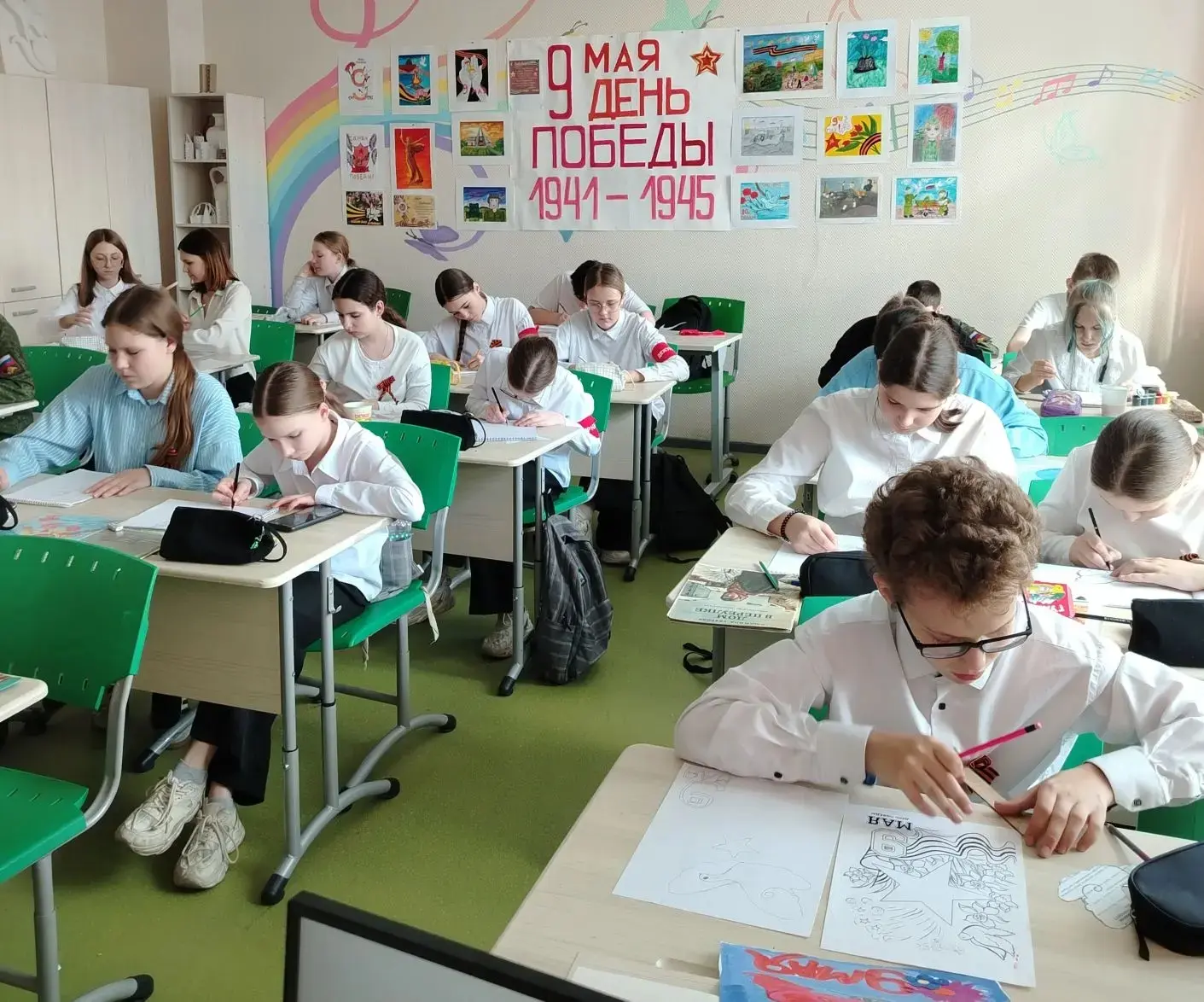 В параллели 6‑х классов прошли уроки мужества, посвящённые Великой Отечественной войне.  Ребята позн