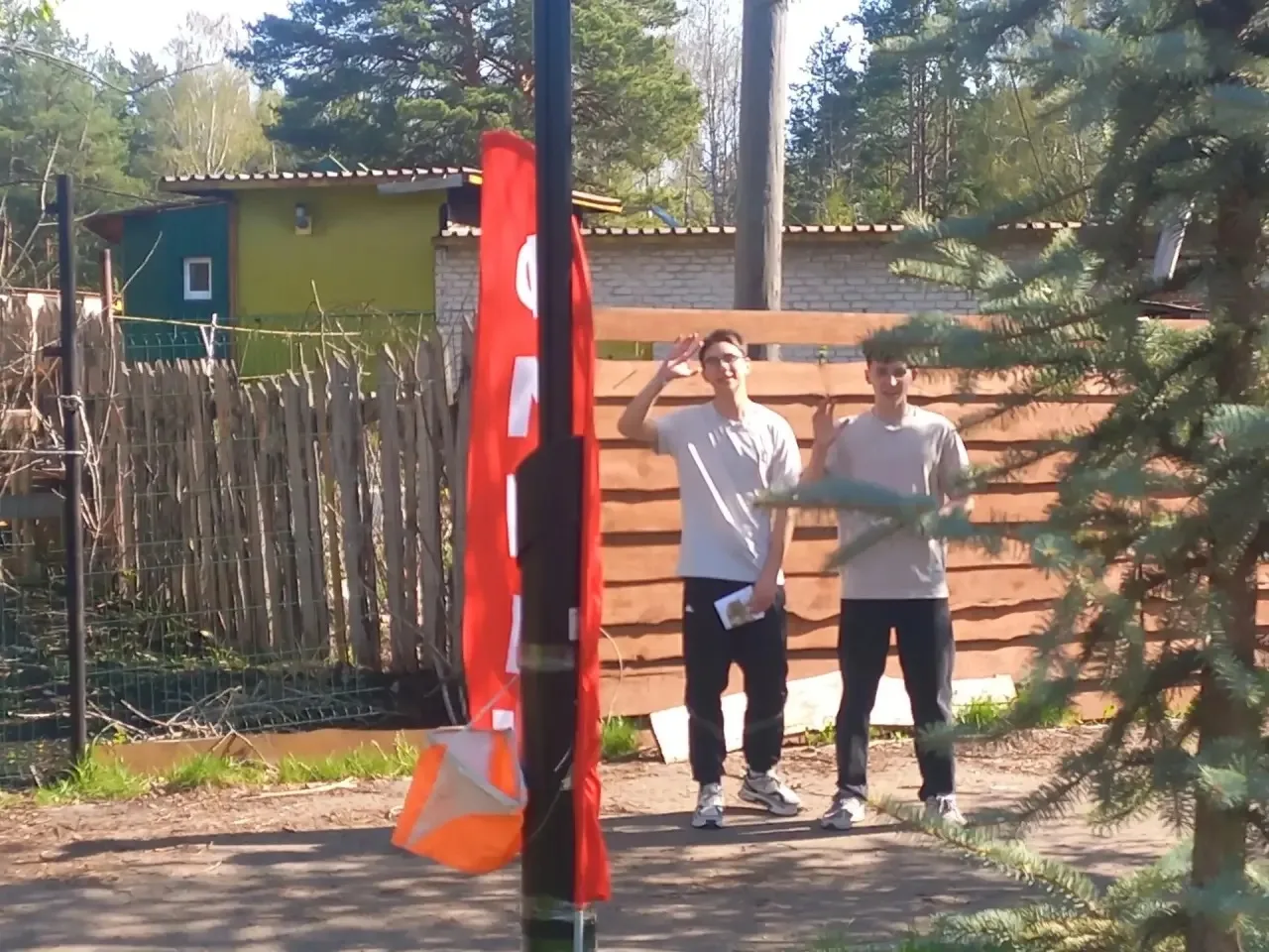 В рамках городского проекта «Патриоты России» наша команда 8«Е» класса «ЛегенДА!» сменила школьные к