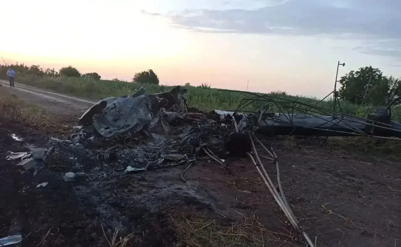 Вертолёт Ми-2 разбился в двух километрах от станицы Калининской. Пилот погиб.