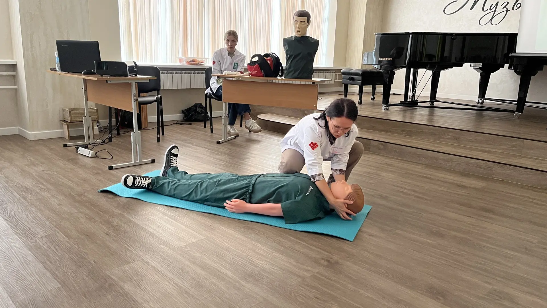 ⁣ 🫶🏼👩🏻‍⚕️Педагоги осваивают навыки первой помощи с медиками из БУ «Сургутская город...