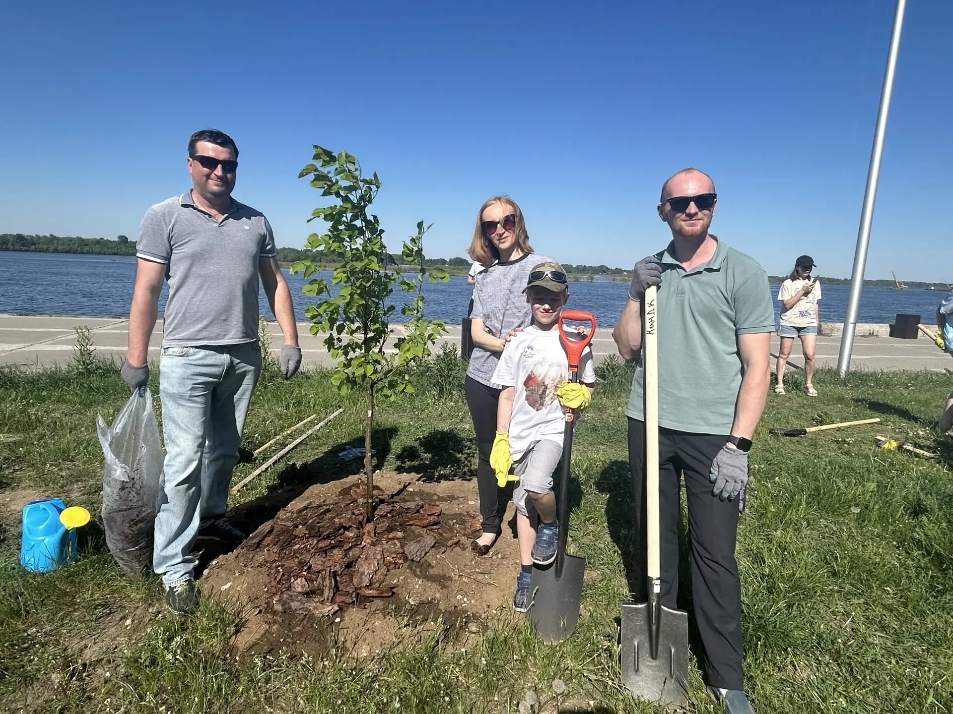 В Нижнем Новгороде высадили «Сад памяти»🌳  На Волжской набережной появилась новая аллея из 35 молоды