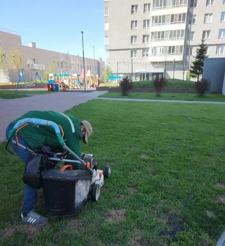 В ЖК «Манхэттен» началось кошение травы!