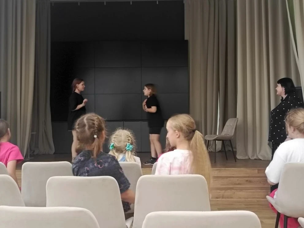 🎭 В гостях у сказки, или Магия «Зазеркалья» в нашем лагере! ✨

Лето — это не только время для игр н