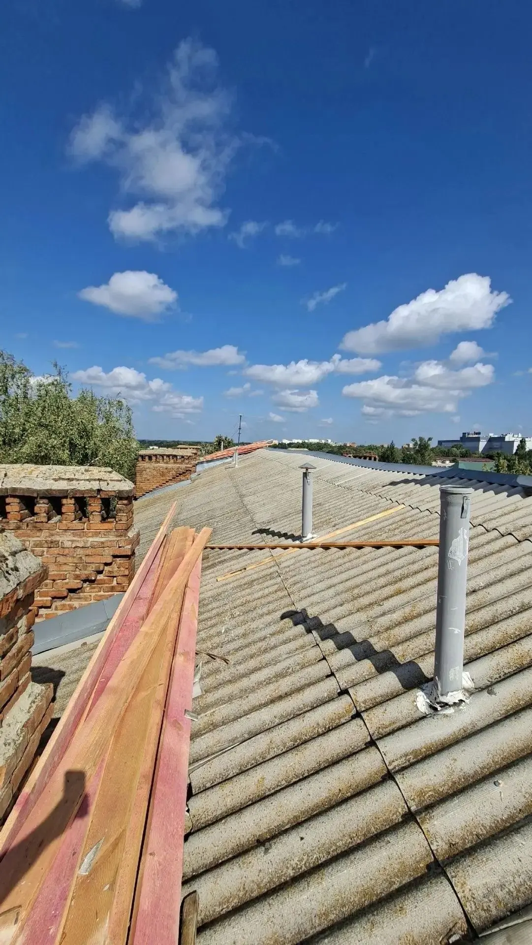 🏠Продолжаются работы по капитальному ремонту крыши многоквартирного дома по адресу: г....