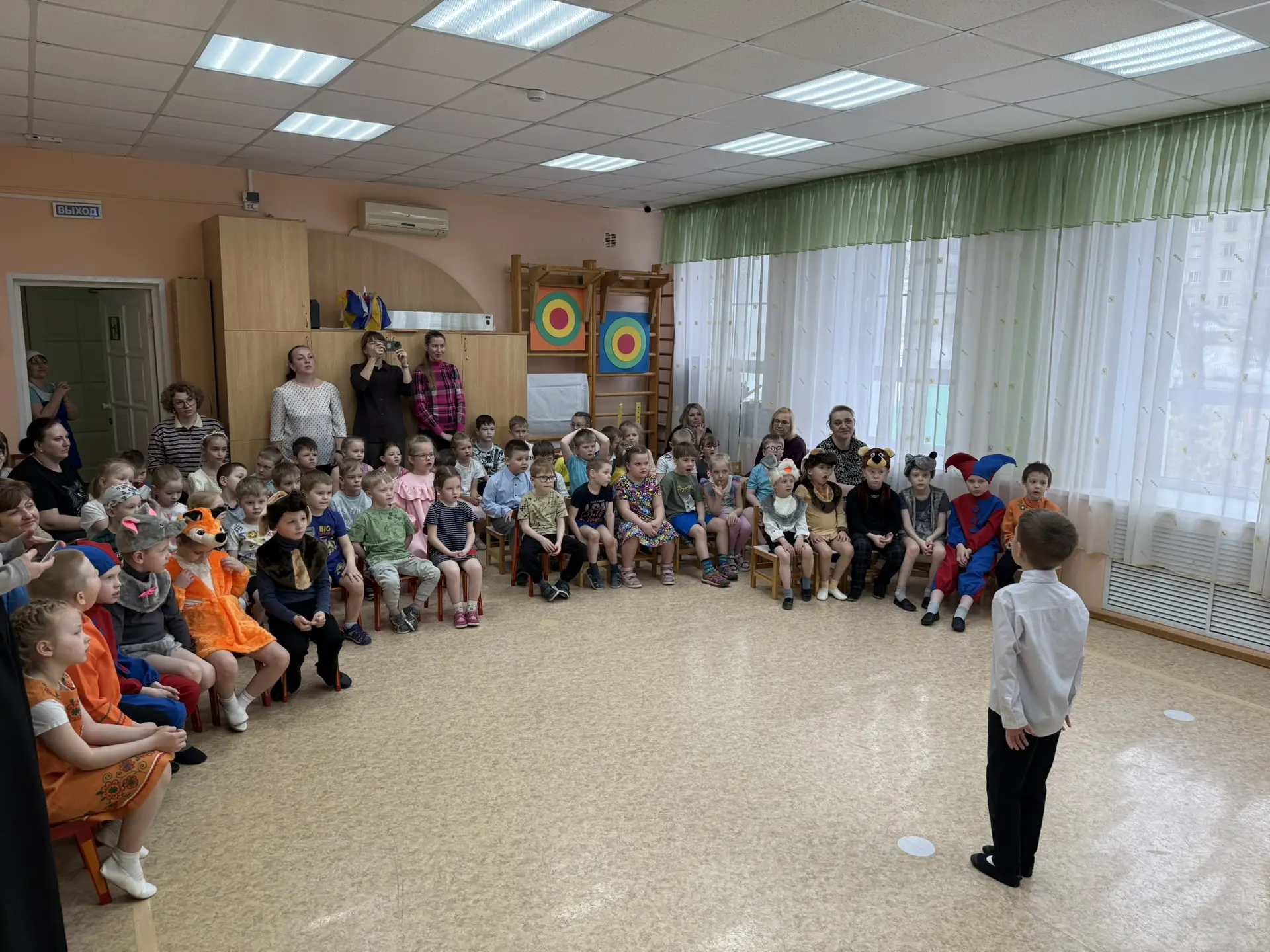27 марта в детском саду отметили День театра общим концертом. Наши подготовительные гру...
