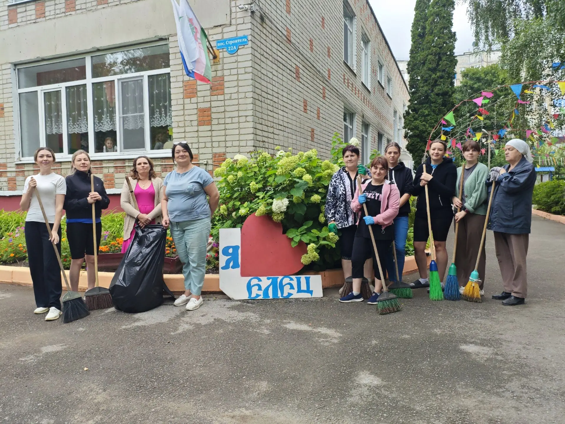 🌿 В нашем детском саду продолжается работа по благоустройству территории — и проходят традиционные 