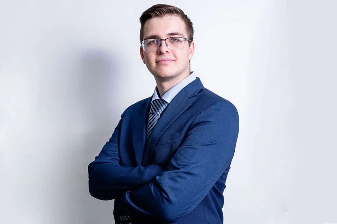 Михаилу Уманскому 24 года, он родился в Саратове, а в школу пошёл уже в Москве, где и н...