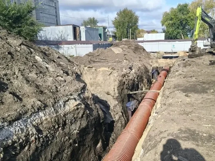 🦴 В центре Казани при проведении земляных работ найден фрагмент скелета огромного суще...