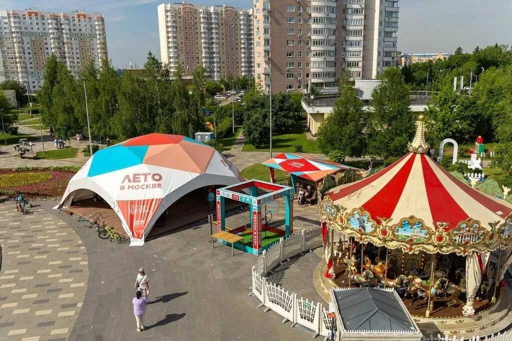 Площадка проекта «Лето в Москве» на Лукинской кажется маленькой, но на деле там можно н...