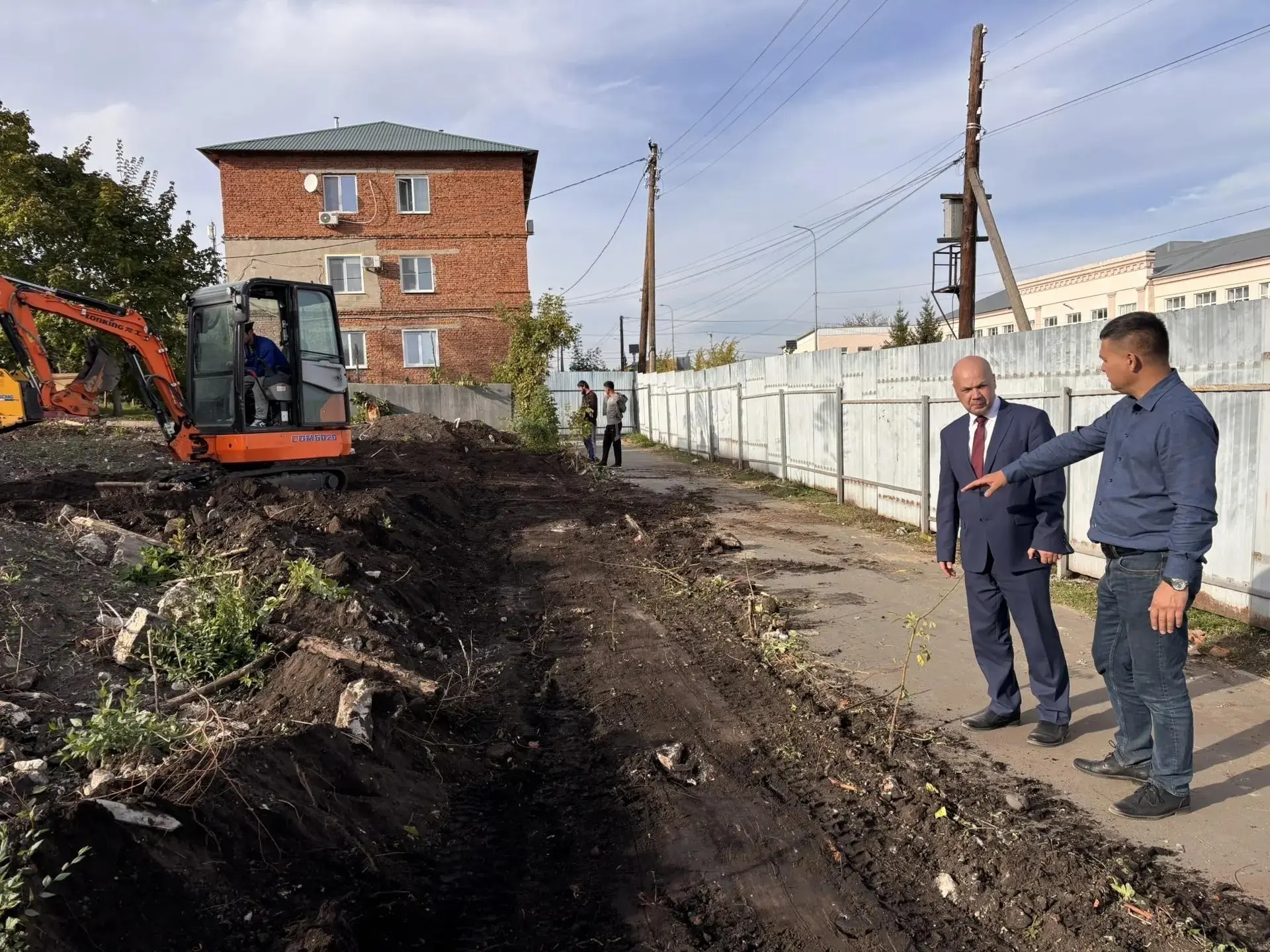 На строительной площадке будущего общественного пространства «Сад Михайловых» глава Хва...