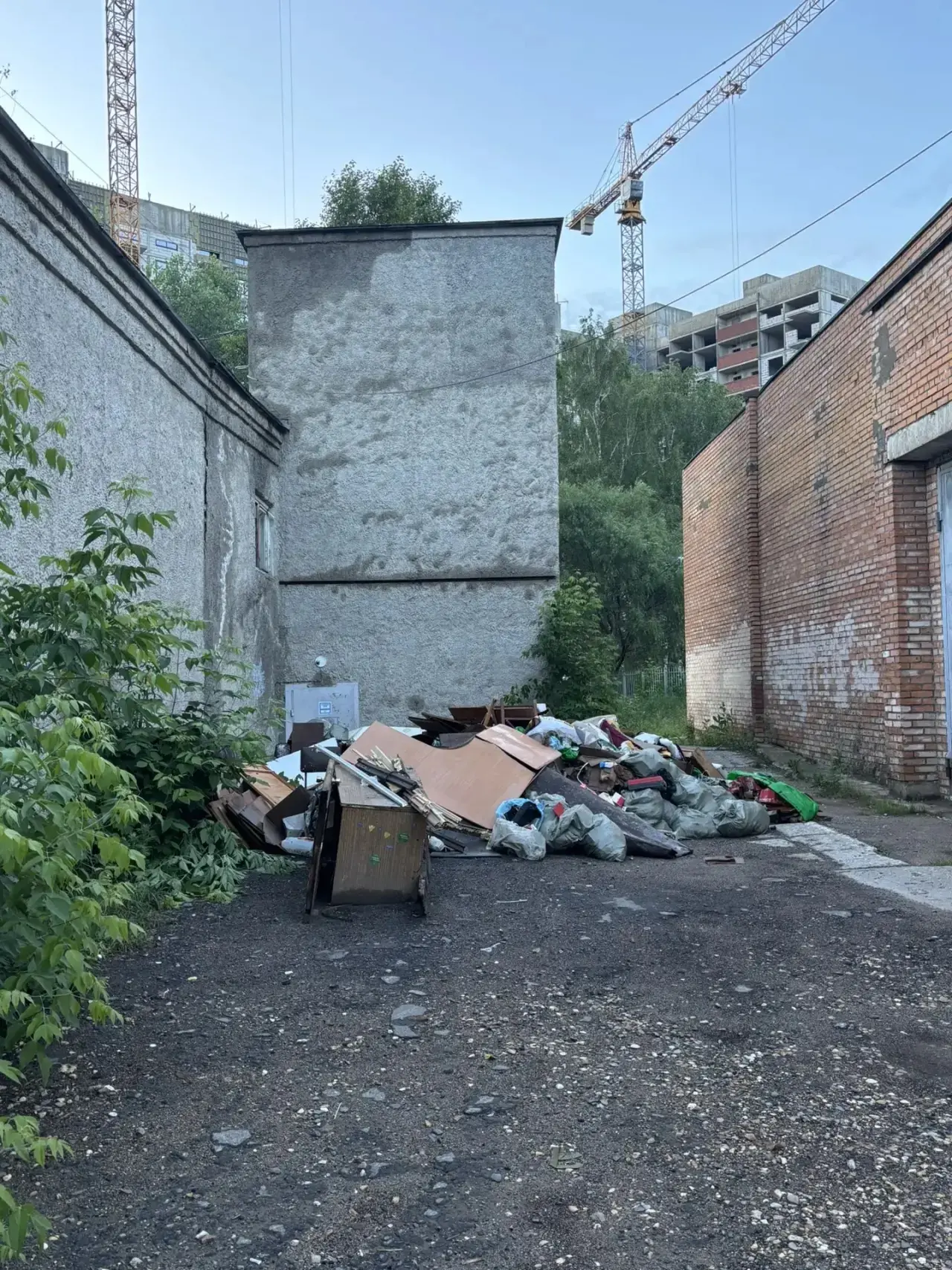 Гора мусора лежит за магазином Магнит на улице Правды. Не понятно - кто организатор сва...