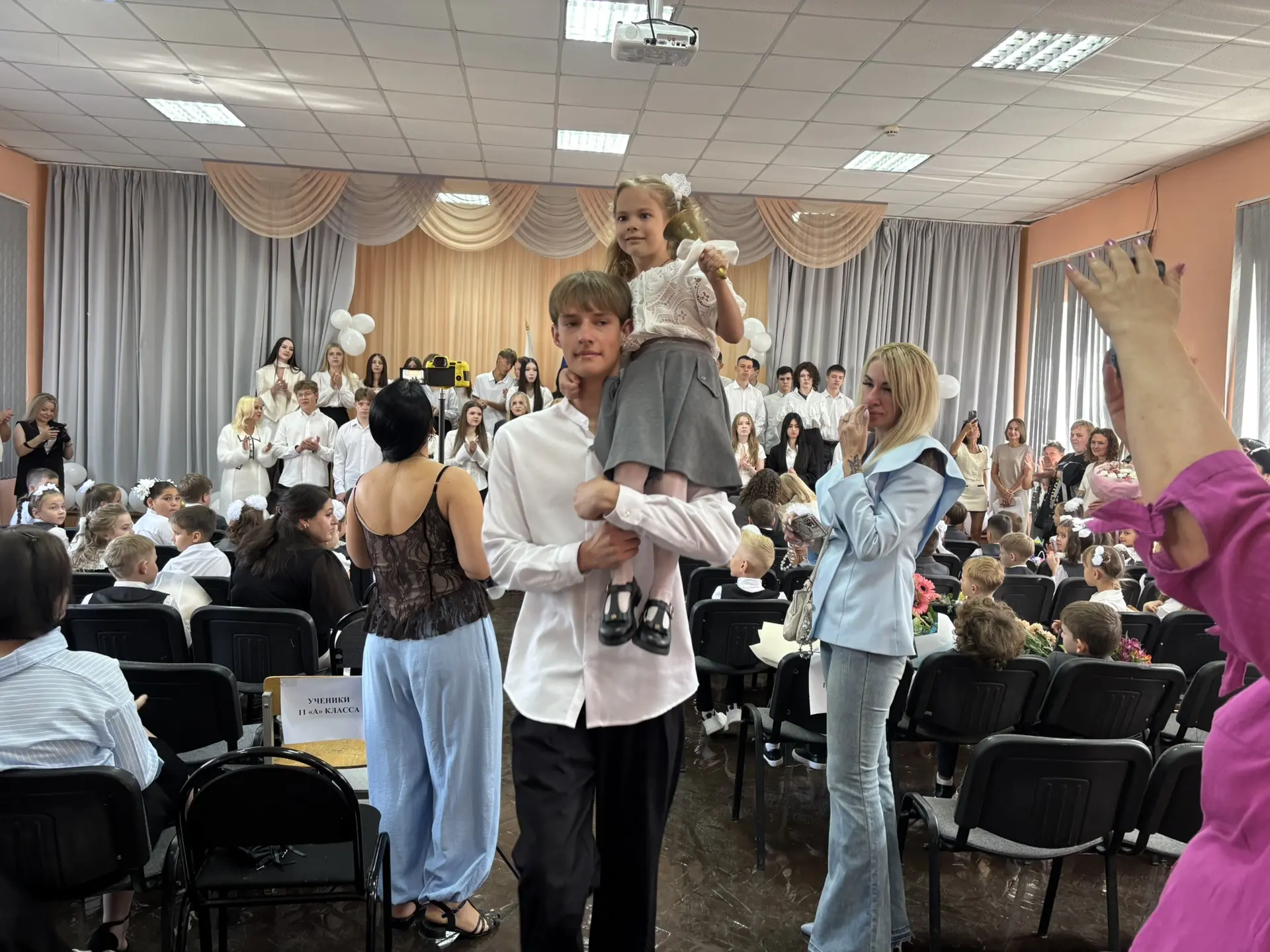 🎉 Сегодня в нашей школе прошла торжественная линейка, посвящённая Дню знаний! 🎉
