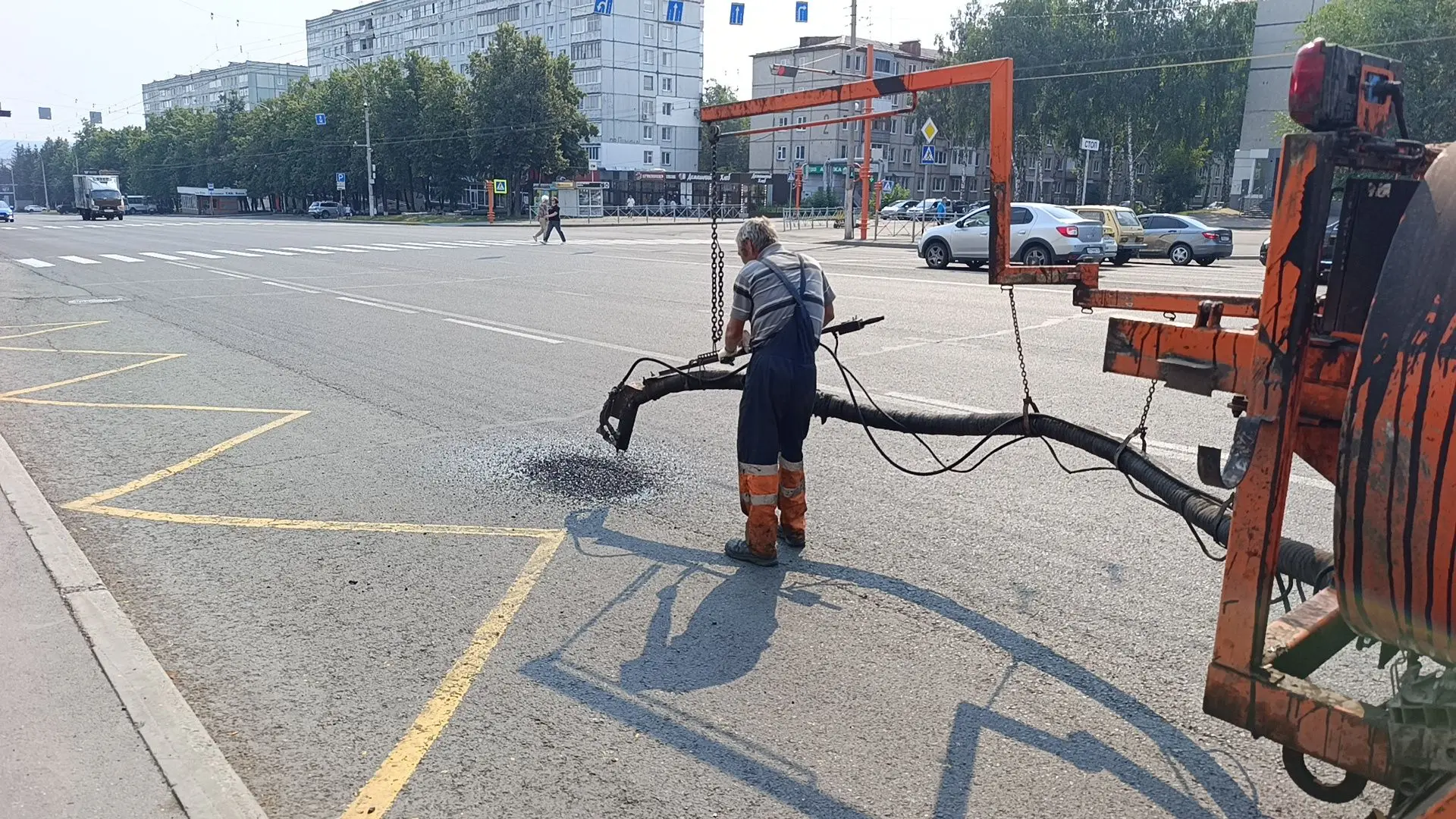 Сегодня 13 июля на уборке дорог города и прилегающих к ним территорий дорожными предприятиями и пред