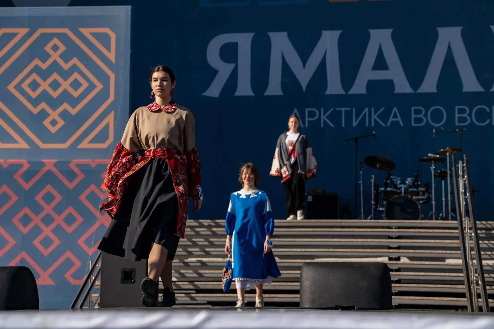 На кануне в Салехарде площадь Ямальской филармонии стала эпицентром арктической моды

На конкурсных 